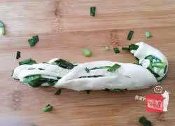 Illustration of how to make leek slices 8