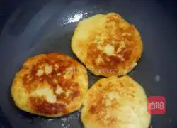 Illustration of how to make pan-fried potato pancakes 4