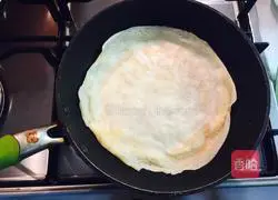 Illustration of how to make banana crepe 5