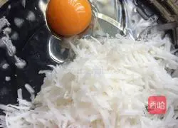 Illustration of how to make radish egg pancake 2