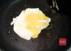 Illustration of how to make meat floss, potato and egg pancakes 7