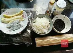 Illustration of how to make fruit sushi 1