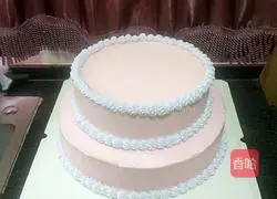 Illustration of how to decorate a double-layered light cream cake with fondant 11