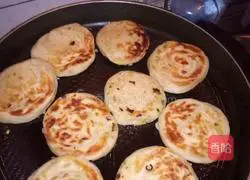 Illustration of how to make green onion hand cakes 11