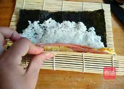 Illustration of how to make sushi rolls 11
