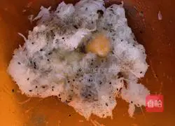 Illustration of how to make radish and black sesame cake 5