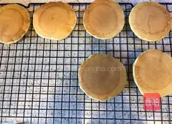 Illustration of how to make cream strawberry waffles 9