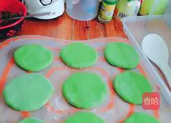 Illustration of how to make nutritious breakfast cakes with spinach and pork stuffing 3