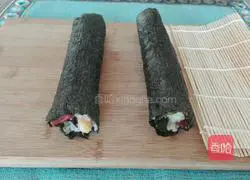 Illustration of how to make meat floss, banana and cucumber sushi 11