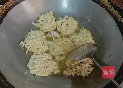 Fry until fragrant Illustration of how to make taro cake 3