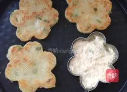 Illustration of how to make pan-fried potato pancakes 10