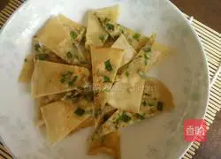 Illustration of making fried onion cake 12