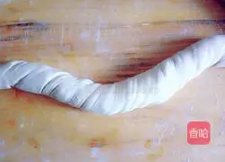 Illustration of how to make hot scallion pancake 16