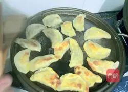 Illustration of how to make fried dumplings (electric pancake version) 5