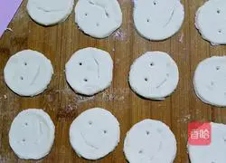 Illustration of how to make smiley potato cakes 12