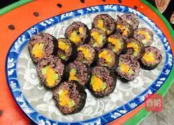 Illustration of how to make sushi with snail meat and floss 9