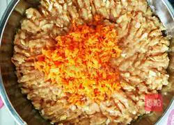 Illustration of how to make horseshoe pork pie 5