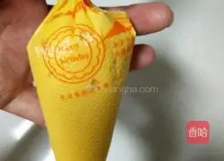 Illustration of how to melt egg yolk into beans 4