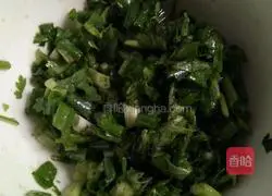 Chives and scallions Illustration of how to make fried cakes 1