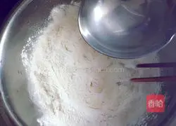 Illustration of how to make hot scallion pancakes 3