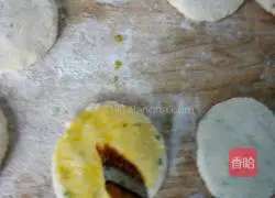 Illustration of how to make scallion pancakes 6