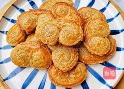 Illustration of making butterfly cakes with hand cakes 14