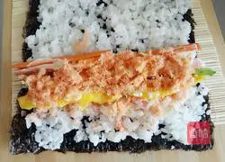 Illustration of how to make homemade sushi rolls 6