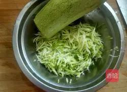 Illustration of how to make zucchini, shrimp skin and egg pancakes 2