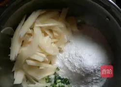 Illustration of how to make pan-fried potato pancakes 2