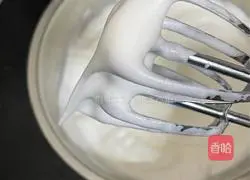 Illustration of how to make onion-flavored meat floss cake rolls 9