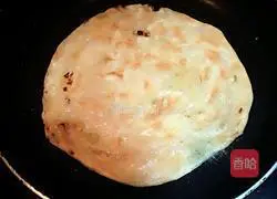 Illustration of how to make crispy green onion pancake 10