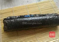 Illustration of how to make butterfly pea pineapple sushi 7