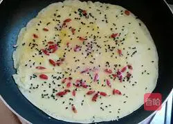 Illustration of how to make wolfberry sesame egg cake 7