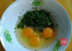 Illustration of how to make garlic egg pancake 2