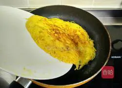 Illustration of how to make potato shredded egg pancake 13