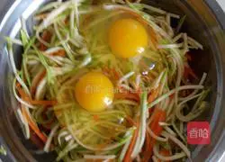 Illustration of how to make two-color egg pancake 4