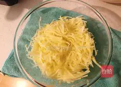 Illustration of how to make shredded potato egg pancakes 1