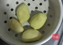 Illustration of making mashed potato cake 1