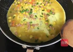 Illustration of how to make double omelette egg roll 7