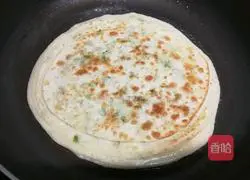 Illustration of how to make dumpling skin scallion pancakes 8