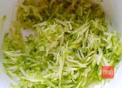 Illustration of how to make zucchini shredded cake 1