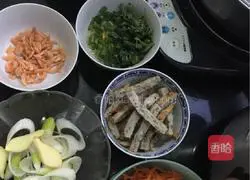 Illustration of how to make rice cakes with fish cakes and shrimp soup 1