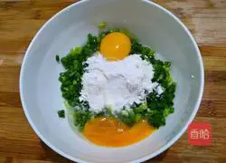 Illustration of how to make green onion egg pancake 4