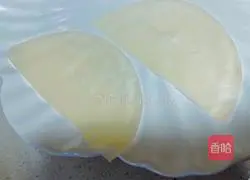 Illustration of a new way to eat roast duck pancake skin 3