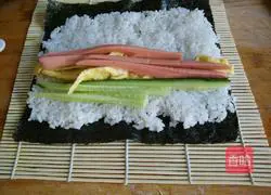 Illustration of how to make sushi rolls 7