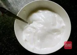 Illustration of how to decorate a double-layered light cream cake with fondant 4