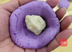 Illustration of how to make purple sweet potato and lotus paste glutinous rice cake 8