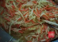 Illustration of how to make shredded potato and carrot cake 3