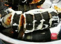 Illustration of how to make meat floss and egg sushi 8