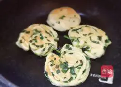 Illustration of how to make leek slices 12